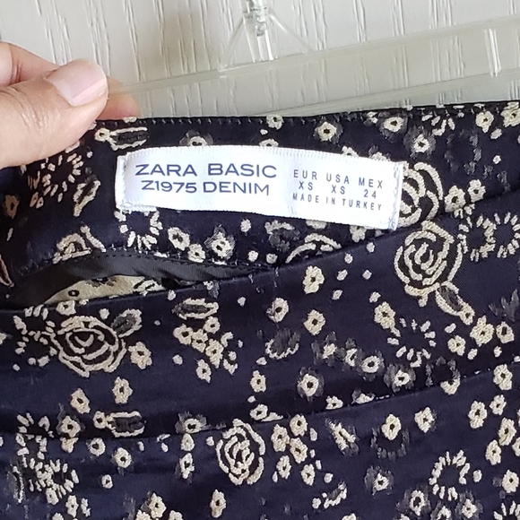 Zara satin effect ruffle floral mini skirt - Picture 3 of 3